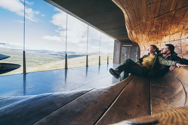 Paar genieten van het uitzicht over de bergen in Snohetta uitkijkpunt in Noorwegen — Stockfoto