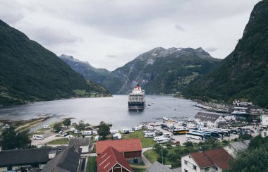 Geiranger, Norveç - Ağustos 2017: büyük yolcu gemisi fiyorda demirledi