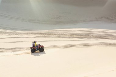 Mui Ne, Vietnam - Haziran 2019: off-road Atv dört bisiklet gün doğumunda çöl kum tepeleri ile sürüş
