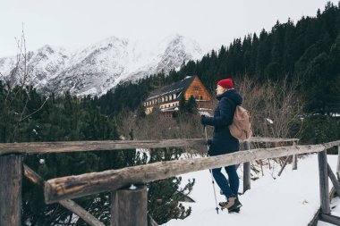 Slovakya 'da kışın yüksek Tatra dağlarında yürüyüş yapan bir kadın