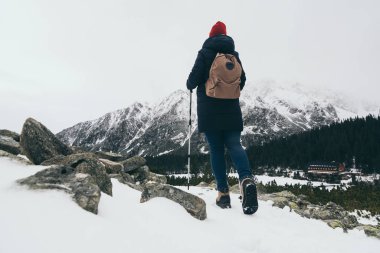 Slovakya 'da kışın yüksek Tatra dağlarında yürüyüş yapan bir kadın