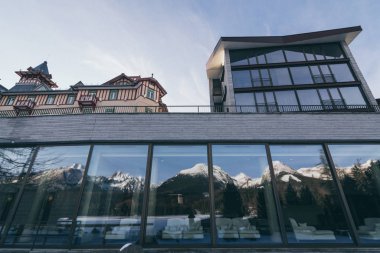 Strbske Pleso, Slovakya - Aralık 2019: Otel penceresindeki yüksek Tatra dağlarının yansıması