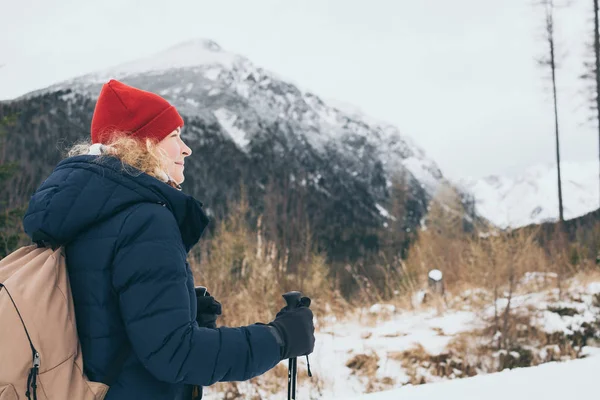 Trekking de mujeres en las montañas del Alto Tatra en invierno, Eslovaquia — Foto de Stock