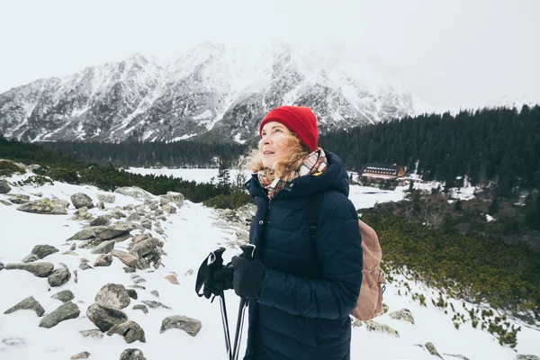 Trekking de mujeres en las montañas del Alto Tatra en invierno, Eslovaquia — Foto de Stock