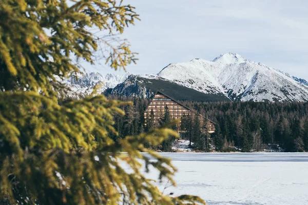 Strbske Pleso, Eslováquia dezembro 2019: vista sobre o hotel Pátria e montanhas High Tatra acima do lago congelado — Fotografia de Stock