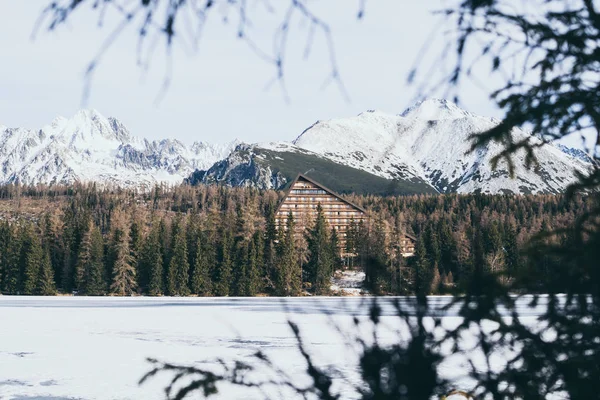 Страке Мбаппе, Словакия - декабрь 2019 года: вид на отель и горы Высокие Татры над замерзшим озером — стоковое фото