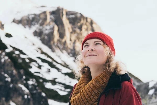 Trekking de mujeres en las montañas del Alto Tatra en invierno, Eslovaquia — Foto de Stock