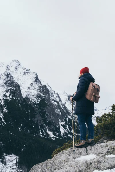 Trekking de mujeres en las montañas del Alto Tatra en invierno, Eslovaquia — Foto de Stock