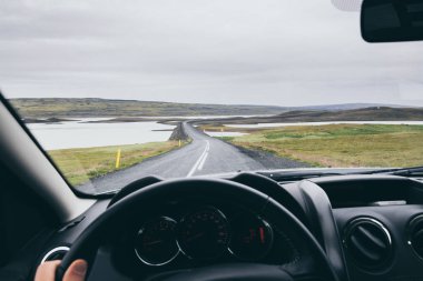 Landmannalaugar, İzlanda 'ya giden yolun karşısındaki sürücü koltuğundan görüntü