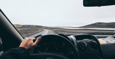 Landmannalaugar, İzlanda 'ya giden yolun karşısındaki sürücü koltuğundan görüntü