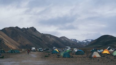 Landmannalaugar, İzlanda - Ağustos 2018: dağ vadisindeki kamp alanının panoramik manzarası
