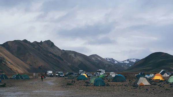 Landmannalaugar, İzlanda - Ağustos 2018: dağ vadisindeki kamp alanının panoramik manzarası — Stok fotoğraf