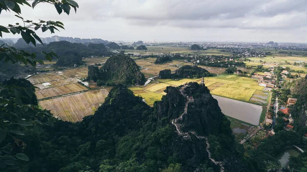 Luftaufnahme über die Berge des Tam Coc Parks in Ninh Binh, Vietnam — Stockfoto