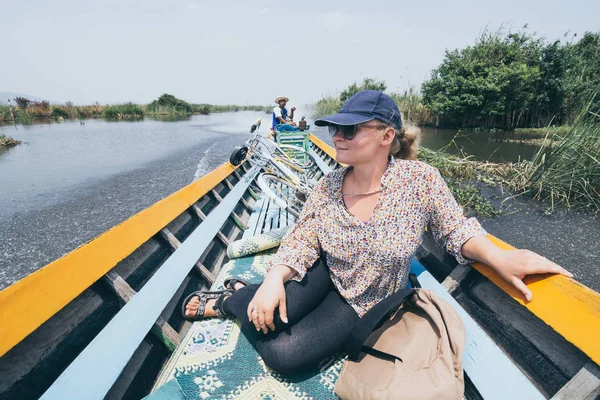 Nyaungshwe, Myanmar - Avril 2019 : femme transportant des bicyclettes dans un bateau traditionnel birman en bois au lac Inle — Photo