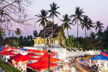 Luang Prabang, Laos-Mayıs 2019: Kraliyet Sarayı ve Ulusal Müze ile gece pazarı arka planda