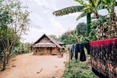 Nong Khiaw, Laos yakınlarındaki bir köyde geleneksel Laos bambu kulübenin önünde taze çamaşır kurutma