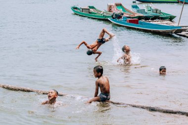Nong Khiaw, Laos - Mayıs 2019: Mekong Nehri 'nde eğlenen Lao çocukları