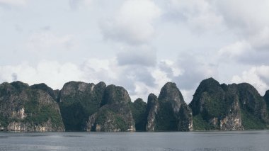Halong Körfezi, Vietnam 'daki kireçtaşı dağlarının panoramik manzarası