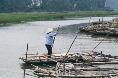 Ninh Binh, Vietnam - Mayıs 2019: Trang Bir doğa parkı geçiyor ahşap bir kürek teknevietnamlı kadın