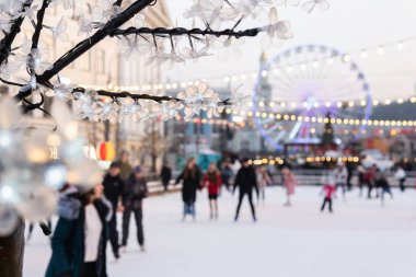 Kyiv, Ukrayna - Ocak 2020: İnsanlar Kontraktova Meydanı 'ndaki Noel pazarında buz pateni pistinde