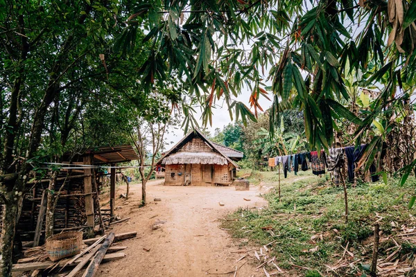 Tradizionale capanna di bambù laotiana in un villaggio vicino a Nong Khiaw, Laos — Foto Stock