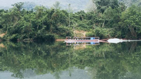 Tradizionale barca lenta in legno laotiano sul fiume Nam Ou vicino al villaggio di Nong Khiaw, Laos — Foto Stock