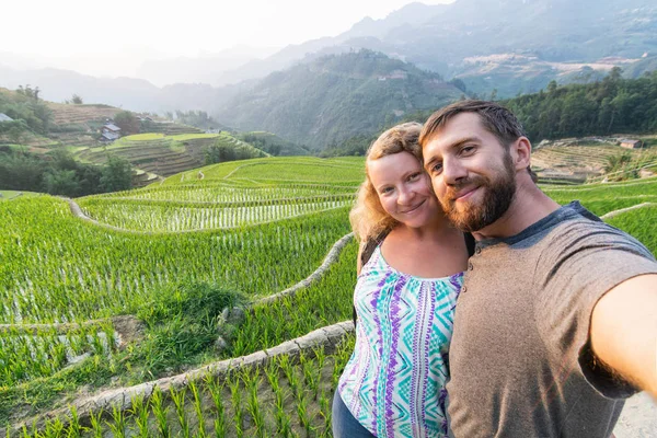 Junges kaukasisches Paar macht Selfie auf Reisterrassen von Sapa in der Region Lao Cai in Vietnam — Stockfoto