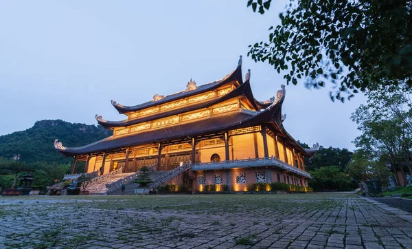 Ninh Binh, Vietnam - May 2019: sunset view over The Buddhas of The Three Times Hall — Stock Photo, Image