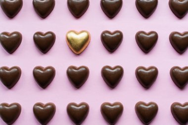 Çikolata kalplerle bembeyaz yatıyordu.