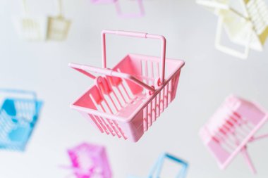 Beyaz arka planda plastik alışveriş sepetleri