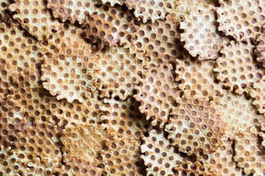 Beyaz arka planda ev yapımı fırında waffle ile yassılaşmış..