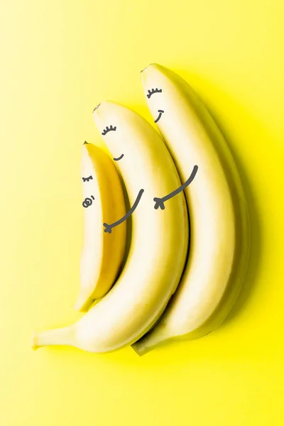 Концептуальне Зображення Двох Великих Батьків Банана Тримають Маленький Дитячий Банан — стокове фото
