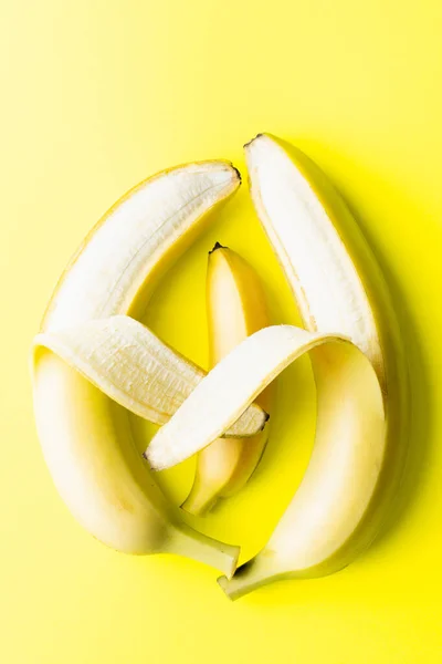 Εννοιολογική Εικόνα Δύο Μεγάλων Γονιών Μπανάνας Που Κρατούν Μια Μικρή — Φωτογραφία Αρχείου