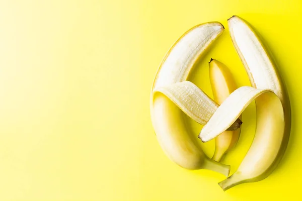 Imagem Conceitual Dois Grandes Pais Banana Segurando Uma Pequena Banana — Fotografia de Stock