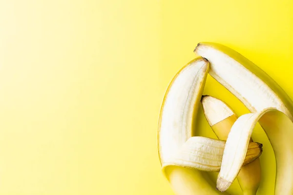 Imagem Conceitual Dois Grandes Pais Banana Segurando Uma Pequena Banana — Fotografia de Stock