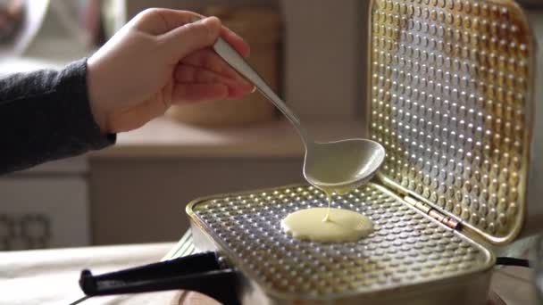ヴィンテージワッフルアイアンで自家製ワッフルを調理する女性の手で閉じる — ストック動画