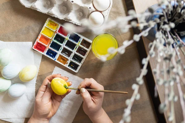 Mujer Rubia Joven Pintando Huevos Con Acuarelas Preparándose Para Celebración —  Fotos de Stock