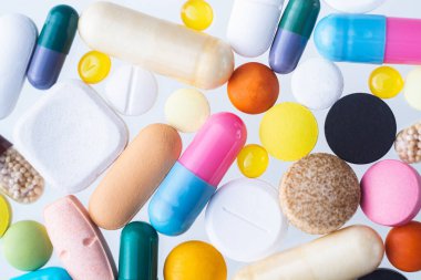 Beyaz arkaplanda çeşitli haplar var..