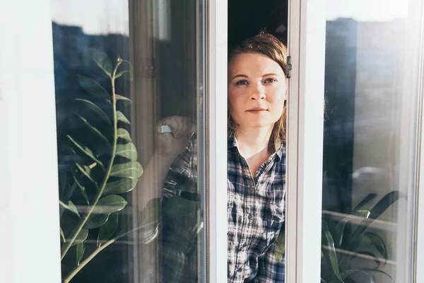 Mujer Rubia Joven Que Abre Ventana Para Ventilar Habitación — Foto de Stock