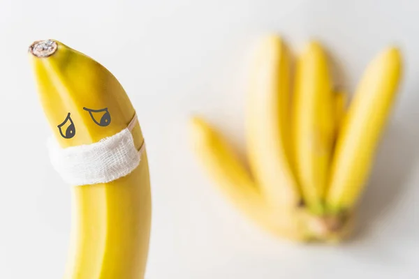 Μπανάνα Φορώντας Ιατρική Μάσκα Απομονωμένη Από Πλήθος Εννοιολογική Εικόνα Της — Φωτογραφία Αρχείου