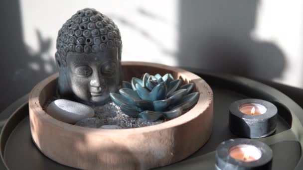 Meditazione decorazione con statua di Buddha, luci di candela fumo e fiore di loto — Video Stock