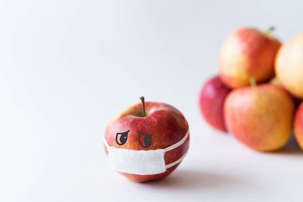 Κόκκινο Μήλο Ιατρική Μάσκα Απομονωμένο Από Πλήθος Αντίληψη Της Κοινωνικής — Φωτογραφία Αρχείου