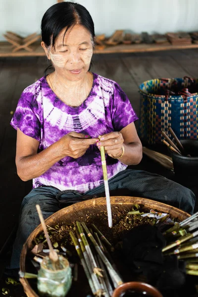 Inle Lake Myanmar April 2019 Burmesische Frau Stellt Ihrer Tabakwerkstatt — Stockfoto