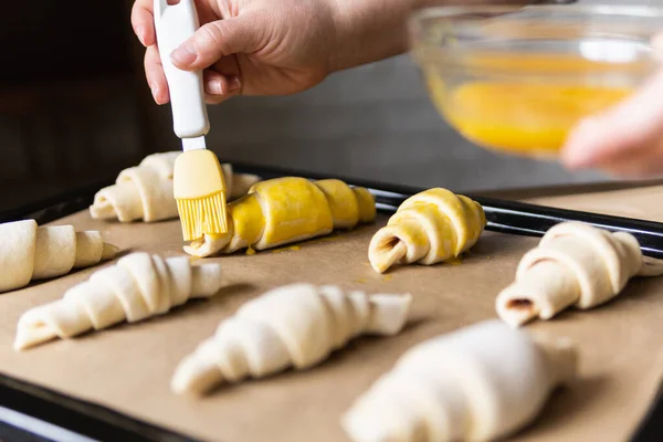 Pečení Croissanty Doma Zakrytí Těsta Vaječným Žloutkem Pomocí Pečiva Štětcem Stock Snímky