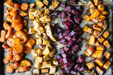 Düz fırın tepsisinin üstünden yukarıdan aşağıya doğru fırında sebze karışımı..