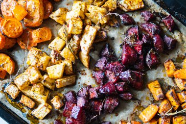 Düz fırın tepsisinin üstünden yukarıdan aşağıya doğru fırında sebze karışımı..