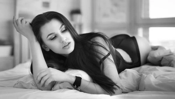 Sensuale donna sdraiata nel letto . — Foto Stock