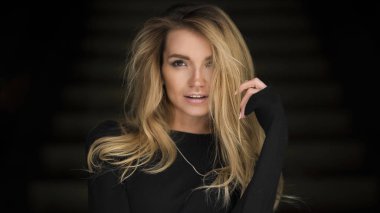 Studio koyu arka plan üzerinde poz güzel kadın