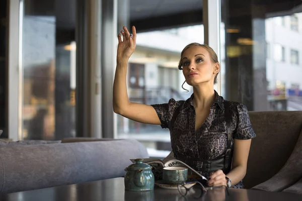 Donna d'affari con caffe 'o te' che distoglie lo sguardo. Donna d'affari sorridente e tenendo tazza di tè in pausa pranzo dopo l'incontro . — Foto Stock