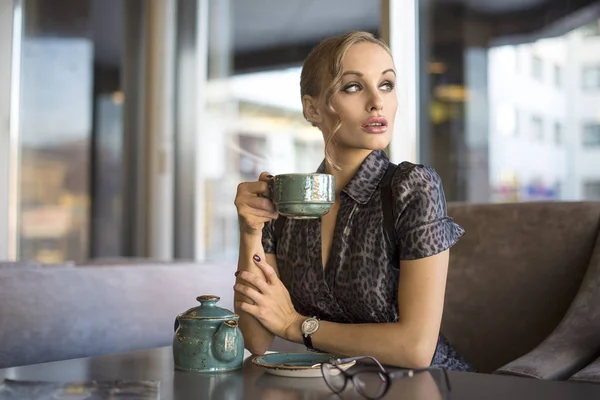 Mujer de negocios con café o taza de té mirando hacia otro lado. Mujer de negocios sonriendo y sosteniendo la taza de té en el almuerzo después de la reunión . — Foto de Stock